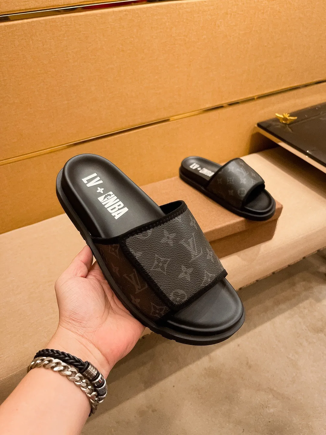 Men's men's shoes💰 300💰New model on the market🔥 [LV🔥 Louis Vuitton slippers] High-end 1:1 mold customization, original upgraded version of the outsole, lighter and non-slip. The market's top quality, fashionable and trendy, versatile and popular, simple yet tasteful, a must-have for fashionistas, exuding a fashionable and casual atmosphere, fashion is at your feet, full of confidence, the same style at the counter 👍The season of spring and summer slippers is here, super beautiful to wear, 38-44 1⃣️colors available🔥